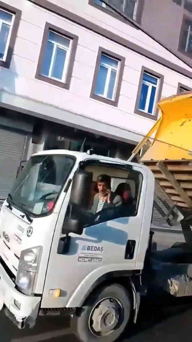 Bedaş’a Ait Kamyonet Trafikte Damperi Açık Şekilde İlerledi