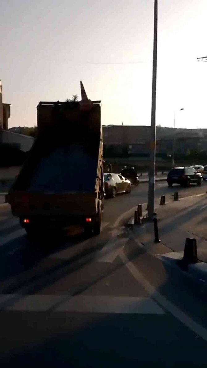 Bedaş’a Ait Kamyonet Trafikte Damperi Açık Şekilde İlerledi