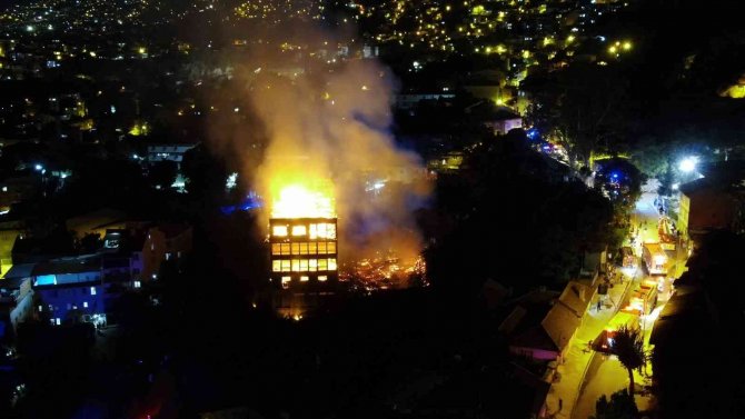 Tarihi İpekçilik Fabrikasındaki Yangın, Yerleşim Yerlerine Sıçramadan Son Anda Söndürüldü