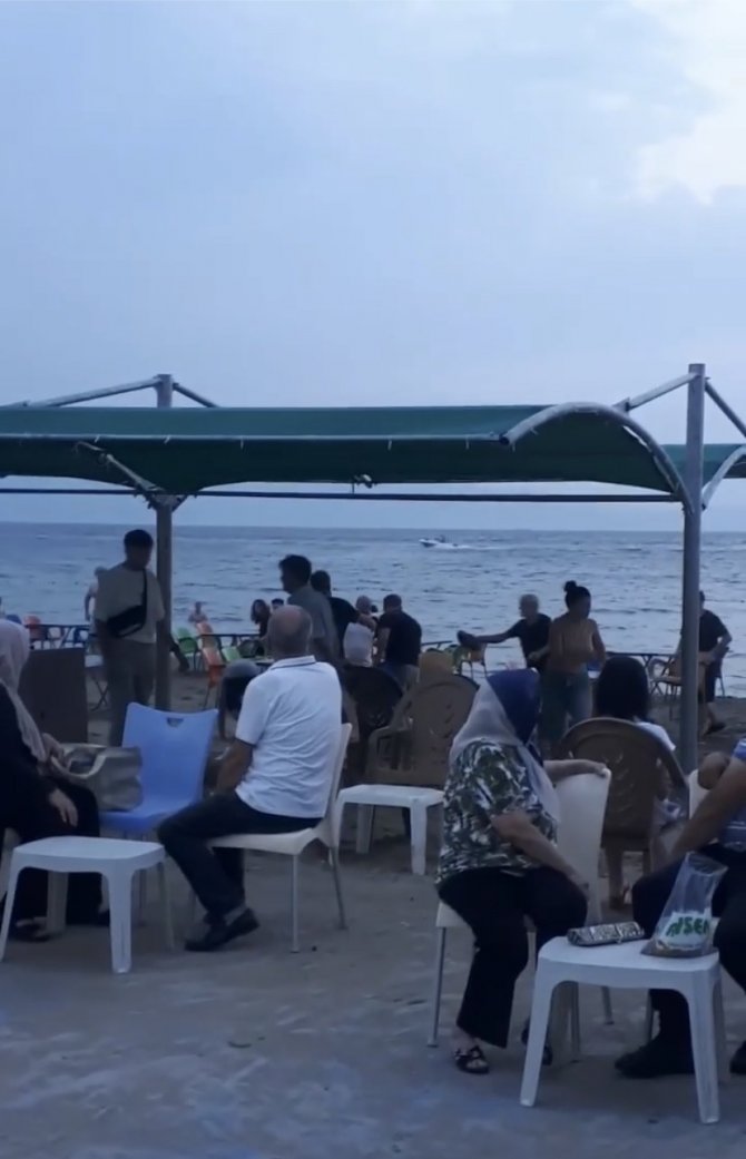 Bursa’da Deniz Kenarında Sandalyeli Kavga Kameralarda