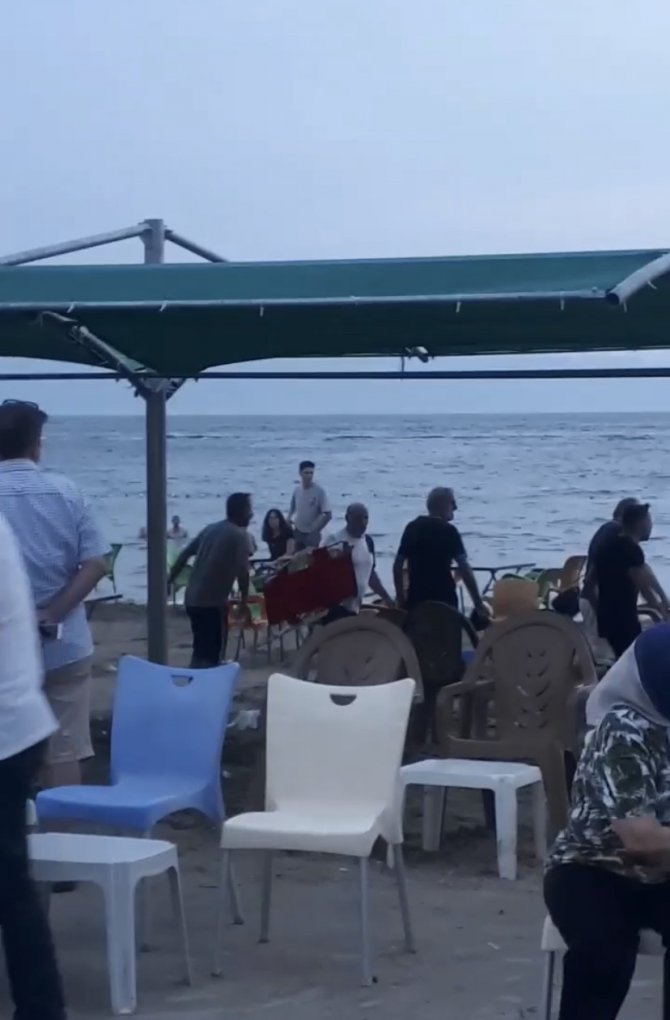 Bursa’da Deniz Kenarında Sandalyeli Kavga Kameralarda