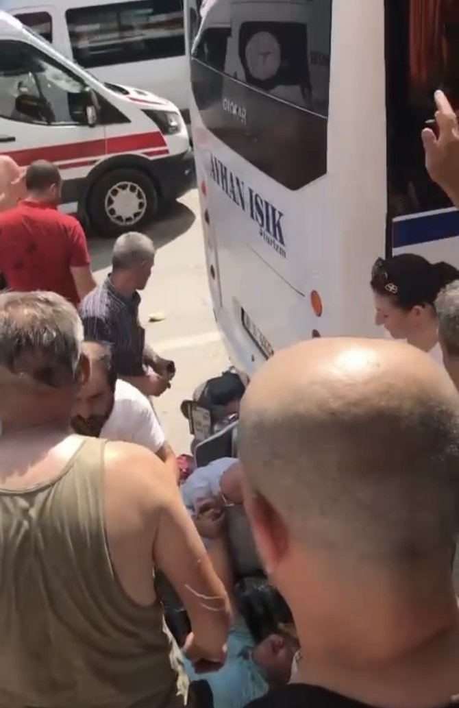 Bursa’da Kaza Yapan Motosiklet Sürücüsünün Yardımına Çevredekiler Koştu