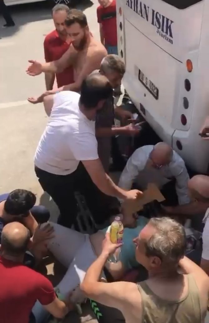 Bursa’da Kaza Yapan Motosiklet Sürücüsünün Yardımına Çevredekiler Koştu