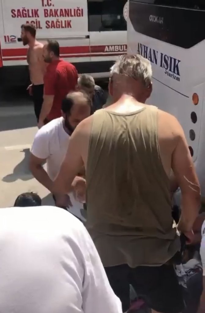 Bursa’da Kaza Yapan Motosiklet Sürücüsünün Yardımına Çevredekiler Koştu