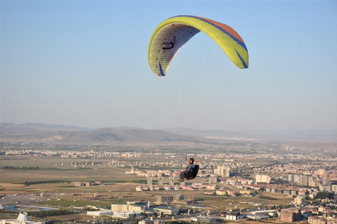 Afyonkarahisar’da İlk Kez Yamaç Paraşütü Festivali Düzenlenecek