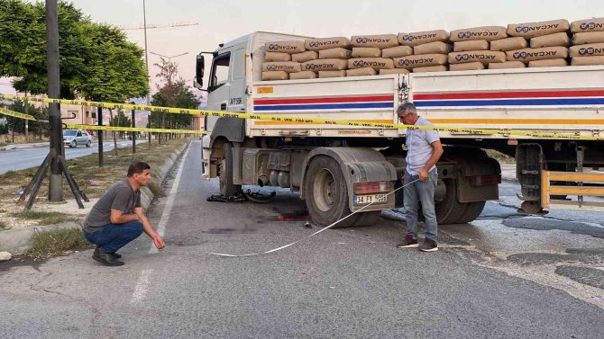 Büyükçekmece’de Feci Kaza: Tırın Altında Kalan Çocuğun Bacağı Koptu