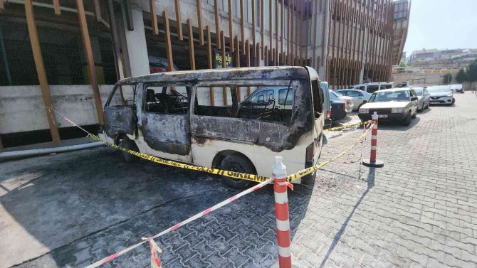 Hastane Otoparkında Alev Alan Minibüs Paniğe Neden Oldu