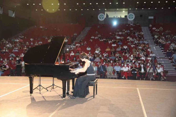 Defne Nisan Bu Yıl 7 Ödül Aldı