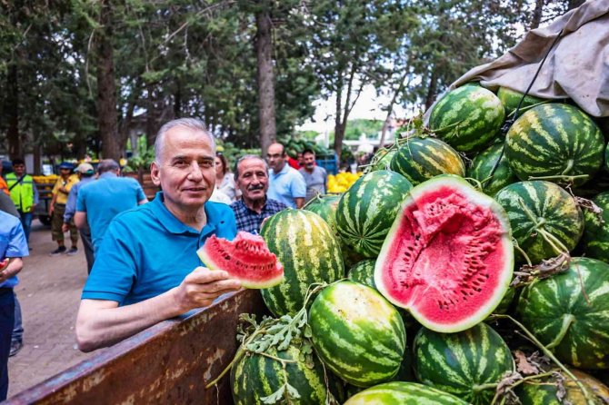 Üreticinin Elinde Kalan Karpuzlar Belediye Tarafından Halka Dağıtıldı