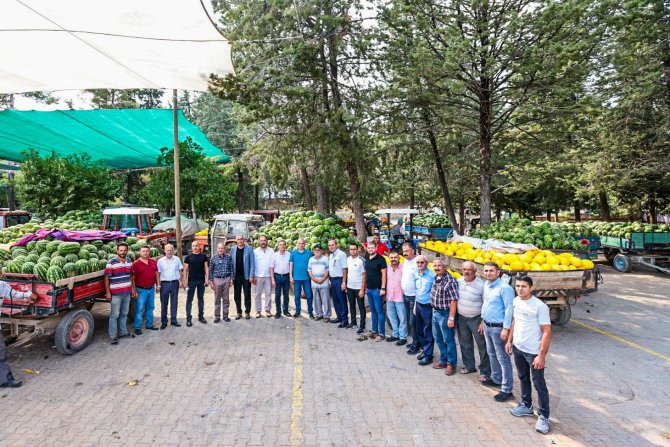 Üreticinin Elinde Kalan Karpuzlar Belediye Tarafından Halka Dağıtıldı