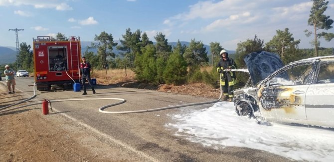 Kadın Sürücü Yanan Araçtan Son Anda Kurtuldu