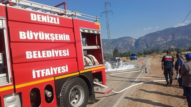 Kadın Sürücü Yanan Araçtan Son Anda Kurtuldu