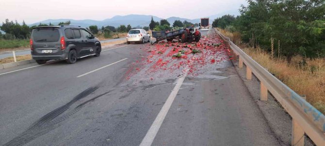 Tırın Arkadan Çarptığı Traktördeki Karpuzlar Yola Saçıldı