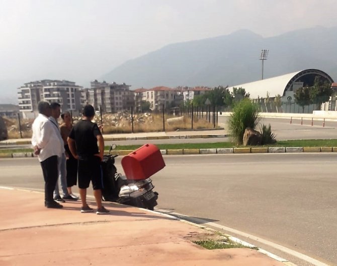 Otomobille Çarpışan Motosikletteki İki Kurye Yaralandı
