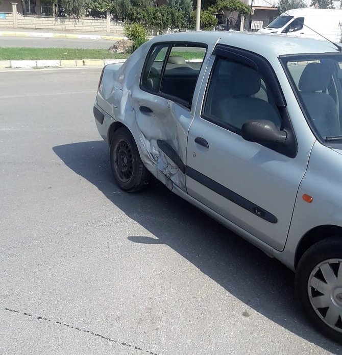 Otomobille Çarpışan Motosikletteki İki Kurye Yaralandı