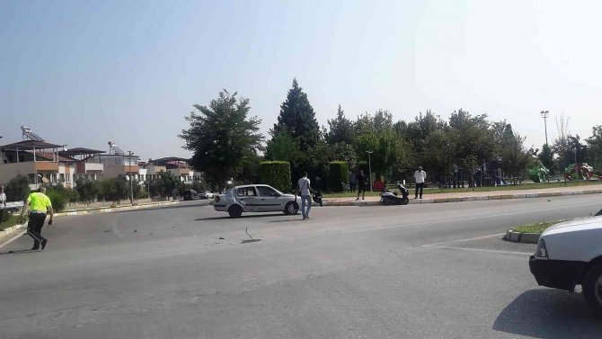 Otomobille Çarpışan Motosikletteki İki Kurye Yaralandı