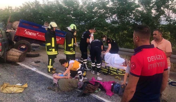 Tarım İşçilerini Taşıyan Traktöre Kamyonet Çarpıştı: 11 Yaralı