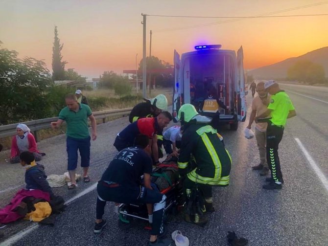 Tarım İşçilerini Taşıyan Traktöre Kamyonet Çarpıştı: 11 Yaralı
