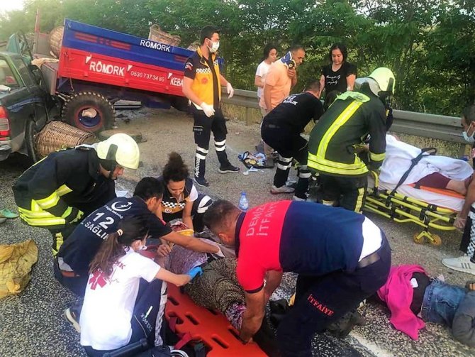 Tarım İşçilerini Taşıyan Traktöre Kamyonet Çarpıştı: 11 Yaralı