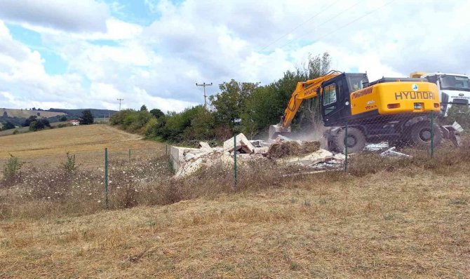 Derince’de Metruk Bina Yıkıldı