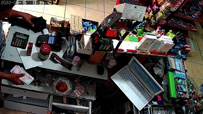 Fatih’te Bakkalı Çocuğuna Bırakan Baba, Hırsızı Cep Telefonu Kamerasından Gördü