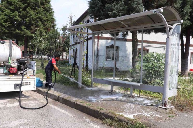 Duraklar Sabunlu Suyla Yıkandı