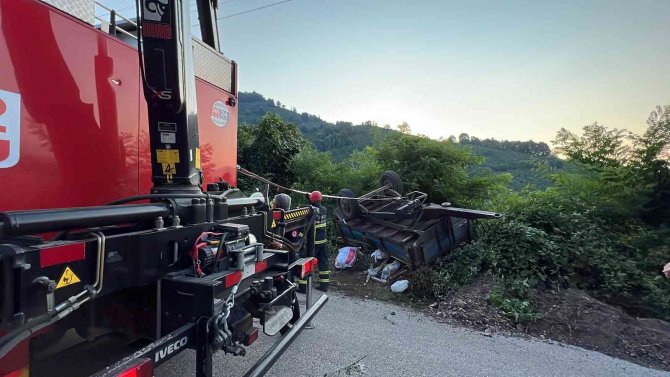 Fındık İşçilerini Taşıyan Traktör Devrildi, İşçileri Yola Saçıldı