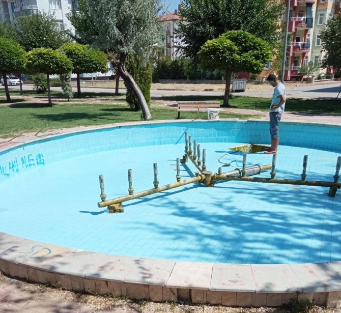 Elazığ Belediyesinden Süs Havuzları Temizliği