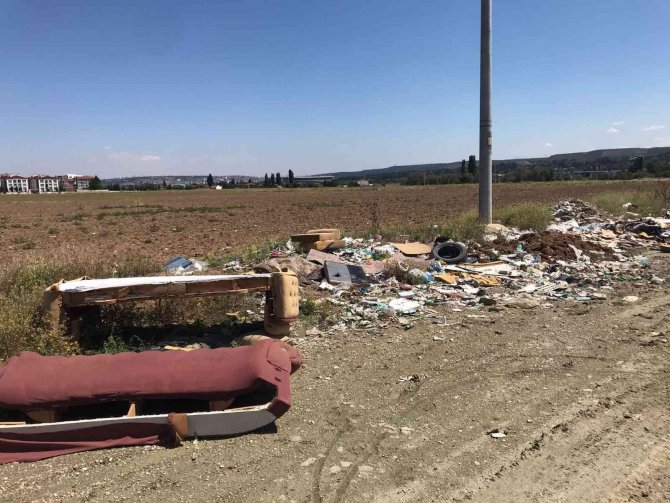Tarlaları Hiçe Sayarak Çöplerini Bıraktılar