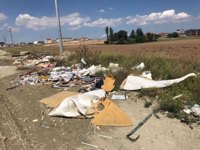 Tarlaları Hiçe Sayarak Çöplerini Bıraktılar