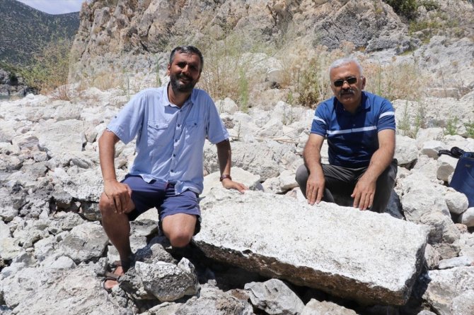 Eğirdir Gölü’nde Su Çekilince, Tarihi Mezar Ortaya Çıktı