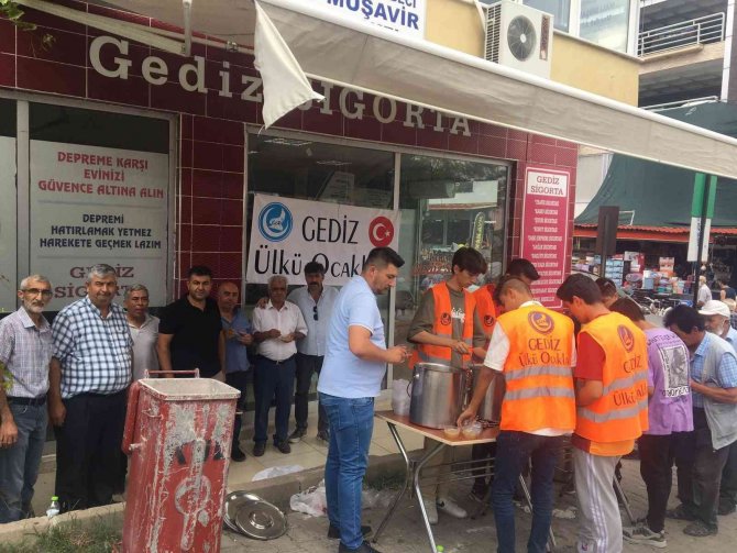 Gediz Ülkü Ocakları 3 Bin Kişiye Aşure Dağıttı
