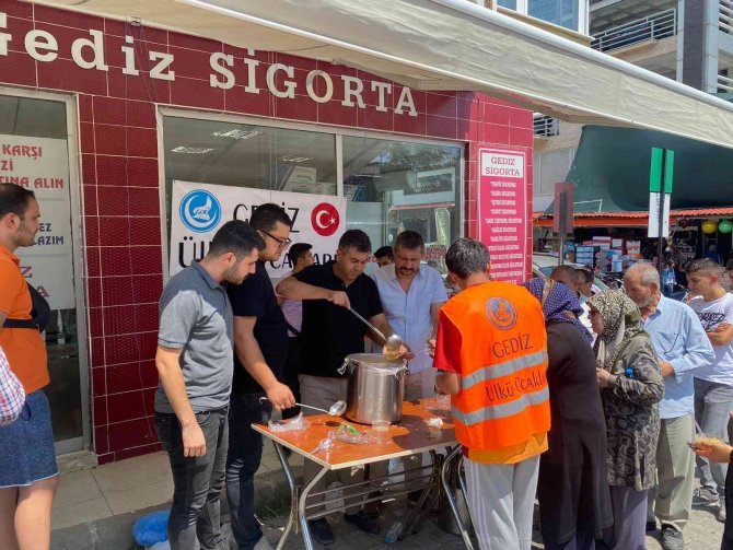 Gediz Ülkü Ocakları 3 Bin Kişiye Aşure Dağıttı