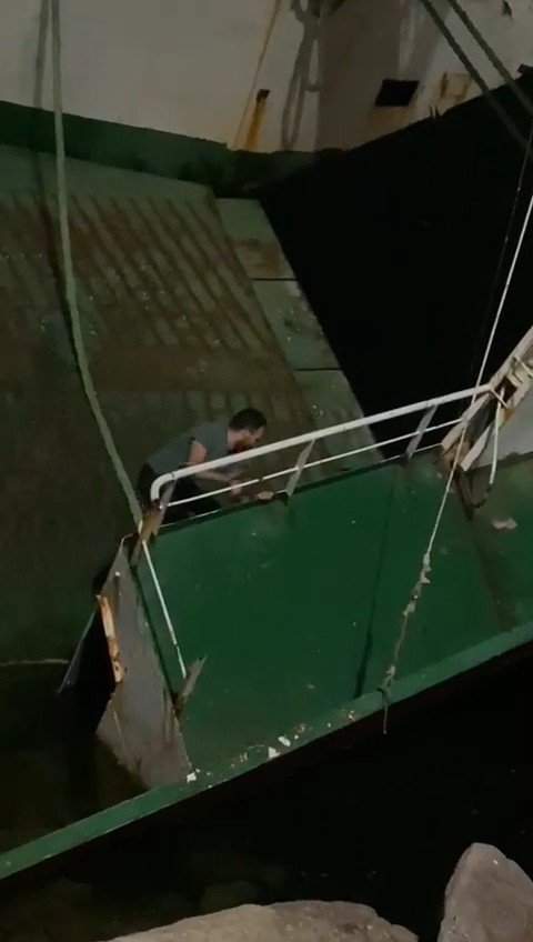 Maltepe’de Tehlikeli Oyun: Yan Yatan Gemiye Girdi