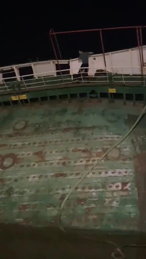 Maltepe’de Tehlikeli Oyun: Yan Yatan Gemiye Girdi