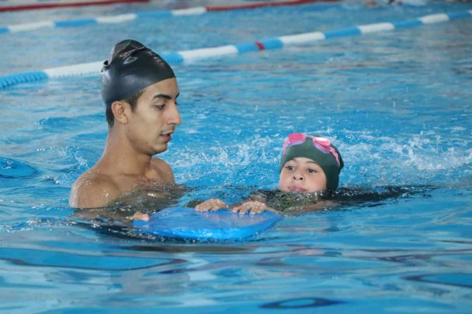 Yaz Spor Okulları’nda 2 Bin 100 Sporcu Adayı Yüzme Kursu Alıyor