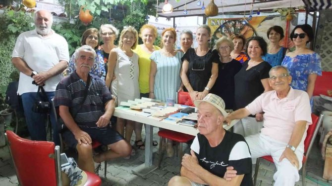 Burhaniye’ De Kadın Yazarlar Okuyucuları İle Buluştu