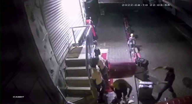 Fatih’te Hırsızlık Yapan Kişiyi Bavulla Dövdü