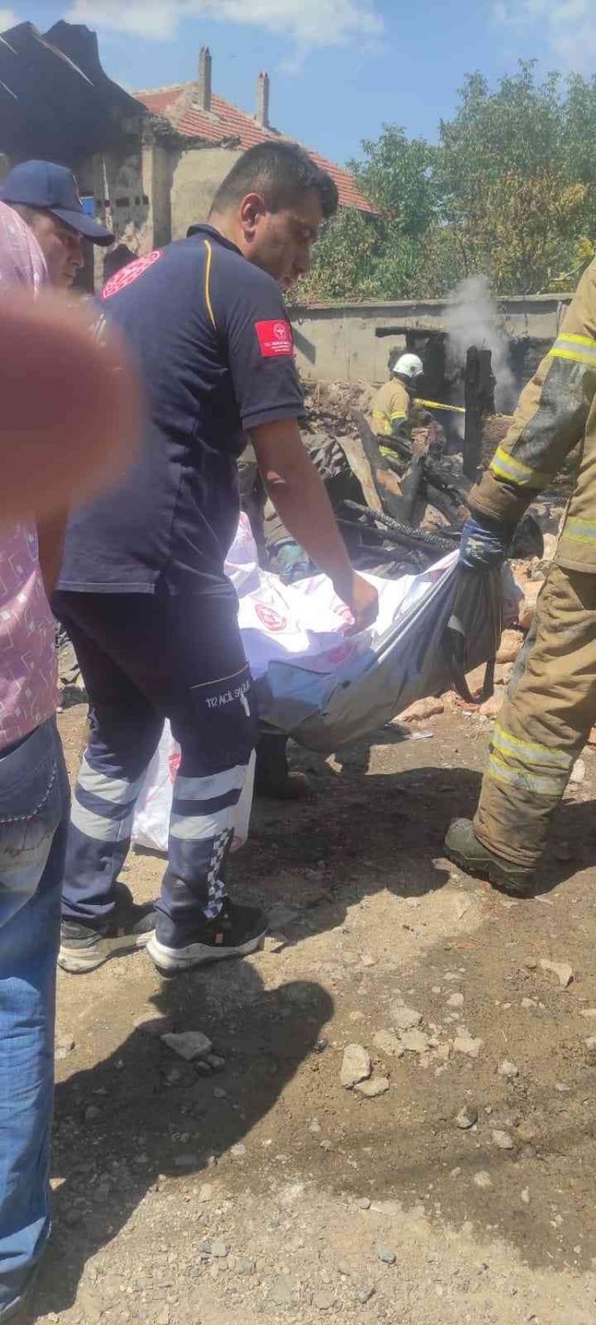 Isparta’da Yaşlı Kadın Evinde Çıkan Yangında Hayatını Kaybetti