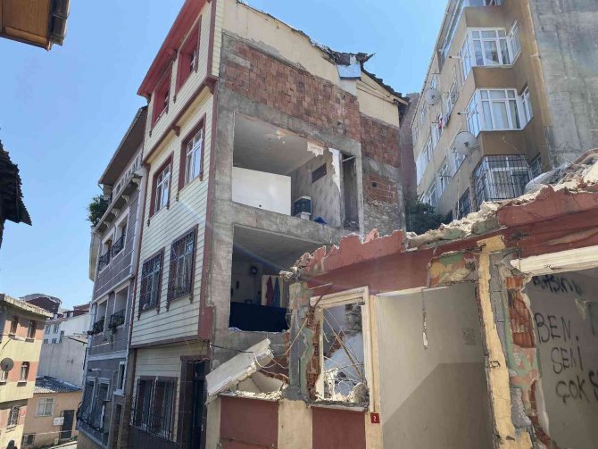 Fatih’te Yıkılan Binanın Bitişiğindeki 3 Daire Duvarsız Kaldı