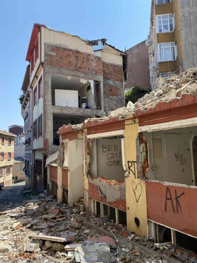 Fatih’te Yıkılan Binanın Bitişiğindeki 3 Daire Duvarsız Kaldı