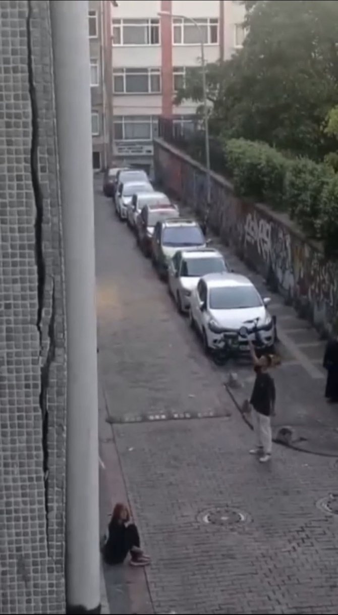 İ̇stanbul’da Sevgili Çift Kabusu Kamerada: Mahalleliye Sataşıp Camını Kırdılar