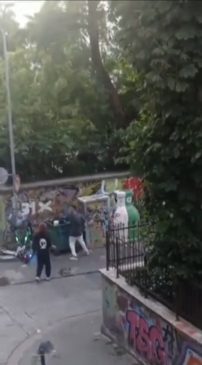 İ̇stanbul’da Sevgili Çift Kabusu Kamerada: Mahalleliye Sataşıp Camını Kırdılar