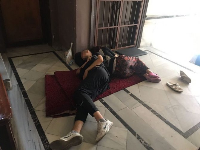 İ̇stanbul’da Sevgili Çift Kabusu Kamerada: Mahalleliye Sataşıp Camını Kırdılar