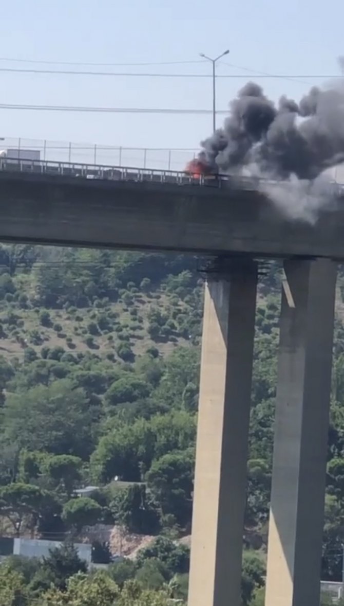 Kağıthane Sadabad Viyadüğü’nde Bir Otomobil Alev Alev Yandı