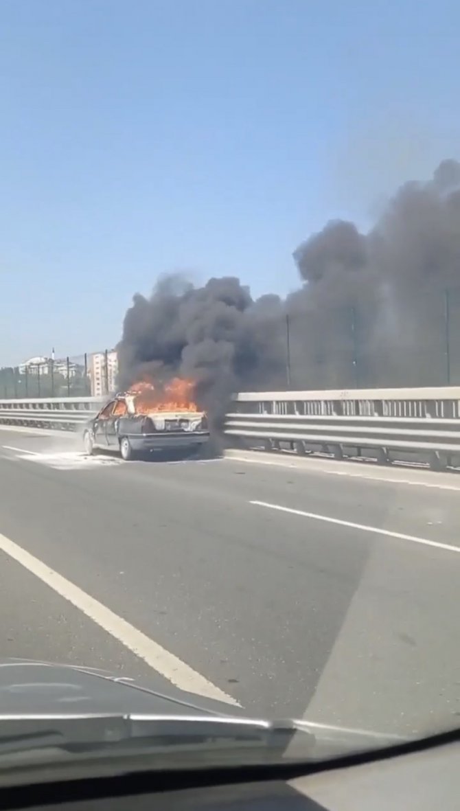 Kağıthane Sadabad Viyadüğü’nde Bir Otomobil Alev Alev Yandı