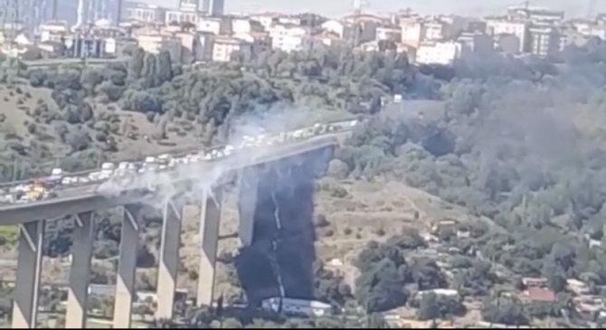 Kağıthane Sadabad Viyadüğü’nde Bir Otomobil Alev Alev Yandı