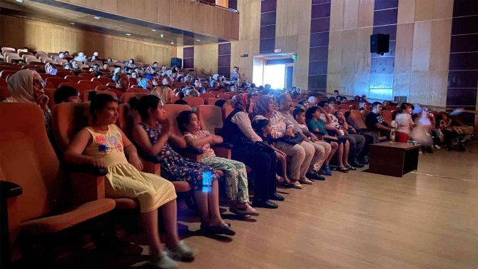 Çocuklara Kukla Gösterisi