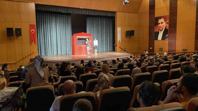 Çocuklara Kukla Gösterisi