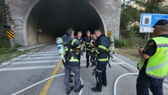 Tünelde Kaldırıma Çarpıp Devrilen Mikser Alev Alev Yandı